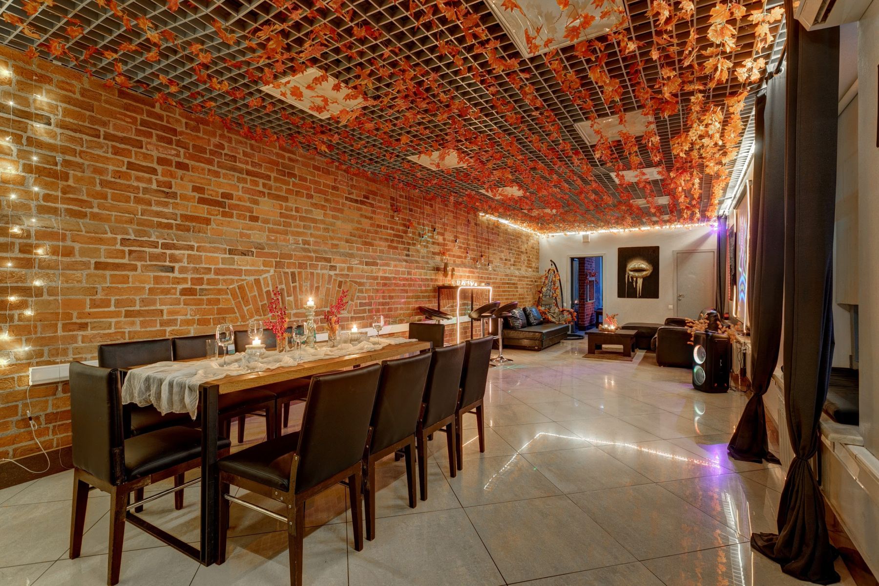 Интерьер лофта Семеновский с темным кирпичом