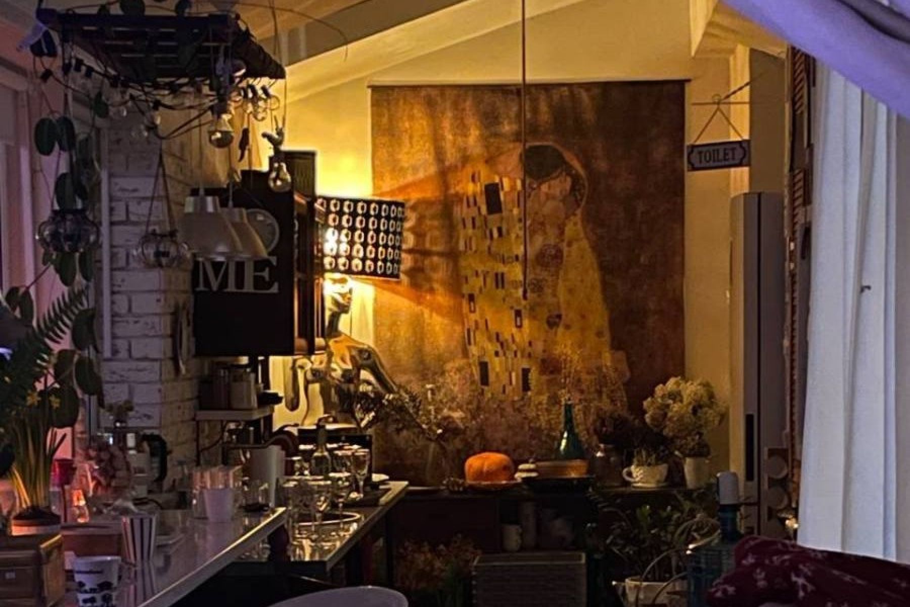 Зал лофта с высокими потолками