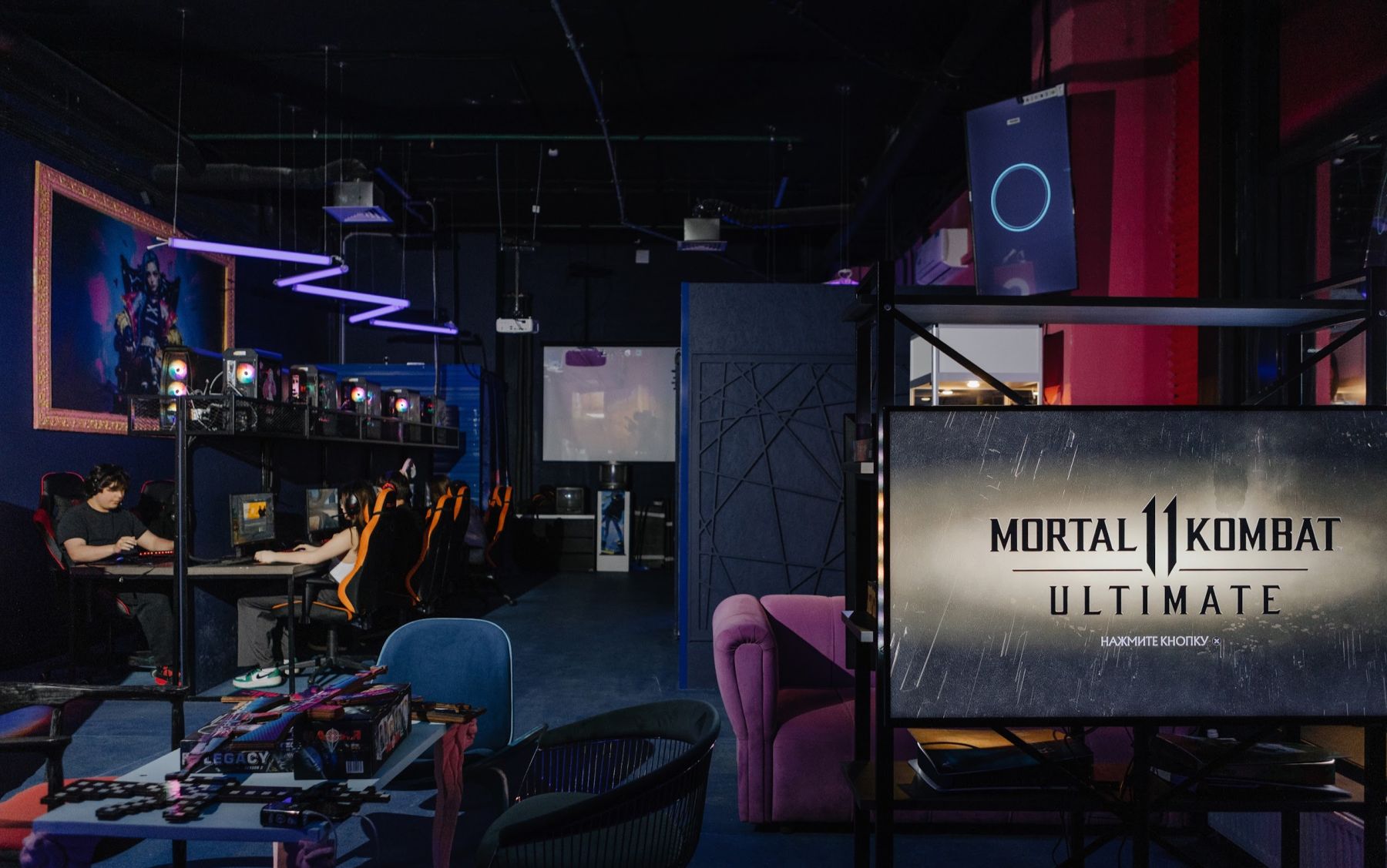 КиберЛофт Youplay - общий зал с компьютерами