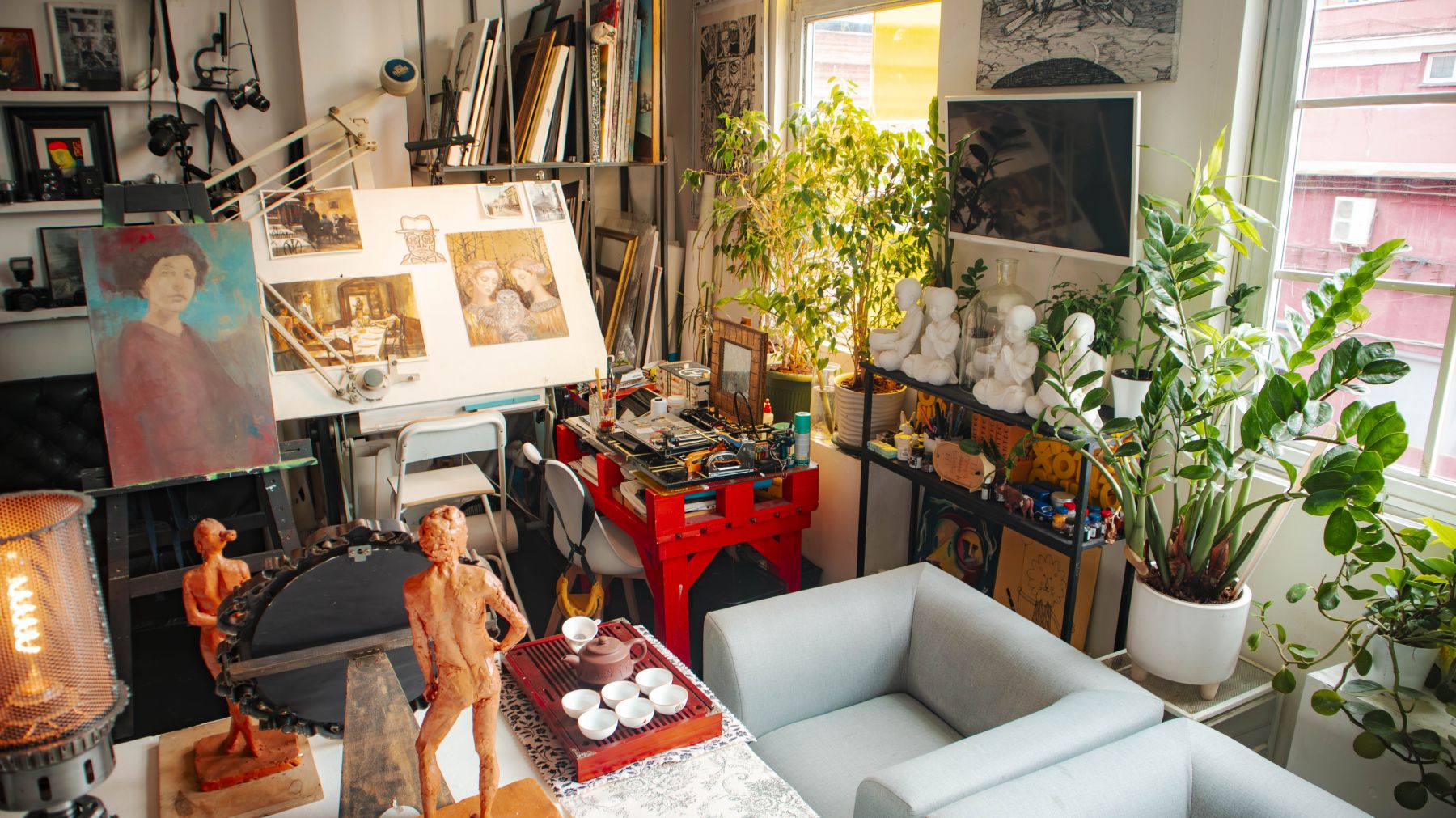 Большие окна с видом на Храм ХС в лофте Secret Gallery