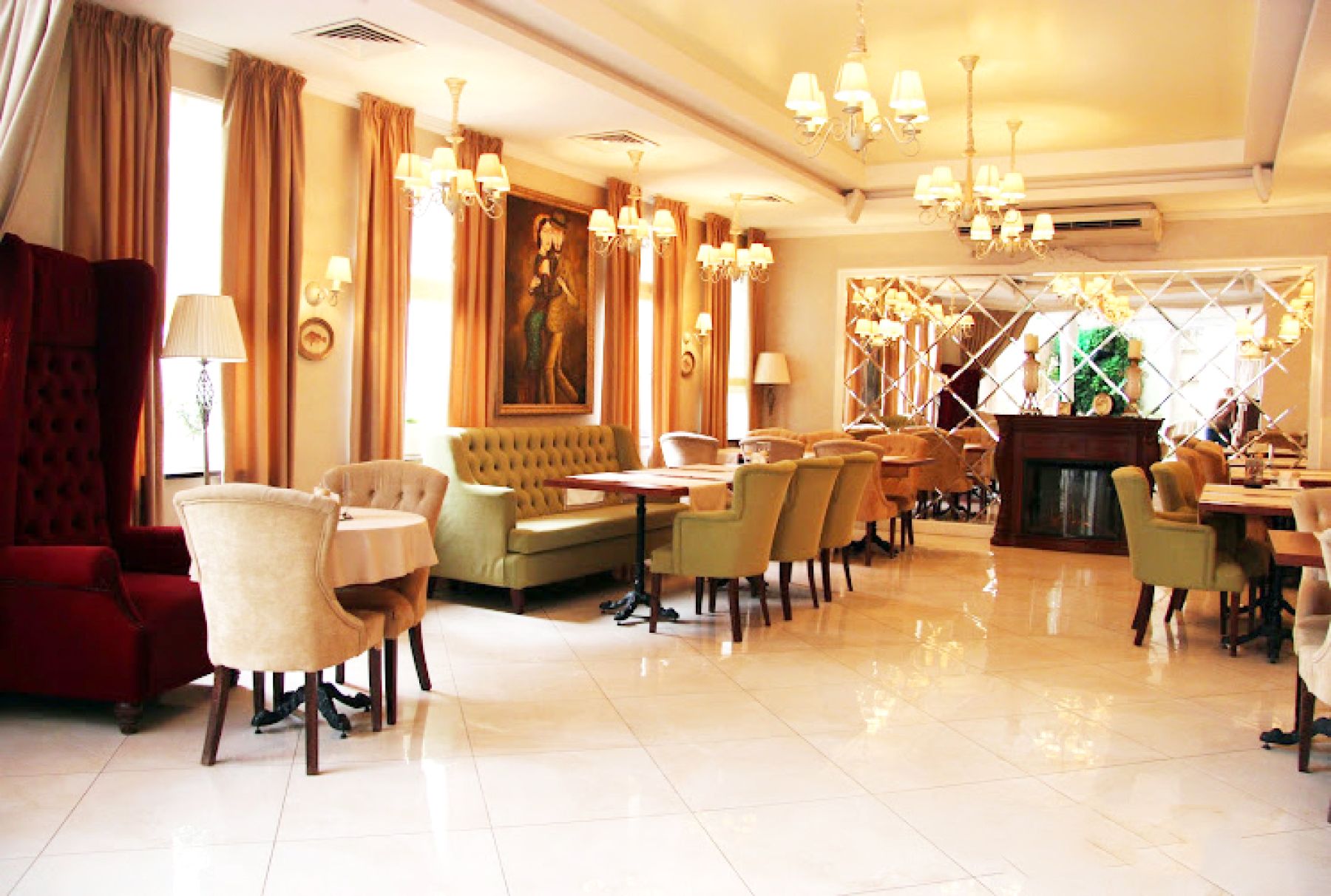 Сцена с музыкальным оборудованием в ресторане «Бажи»