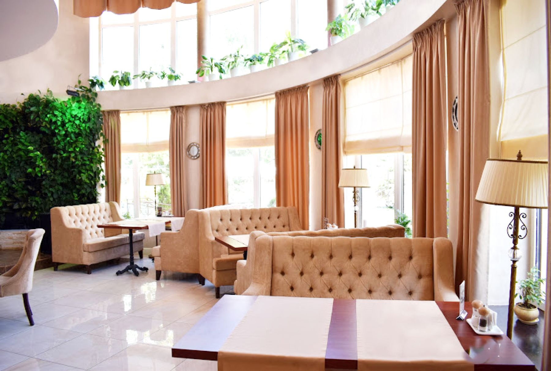 Уютные кресла и декор в ресторане «Бажи»