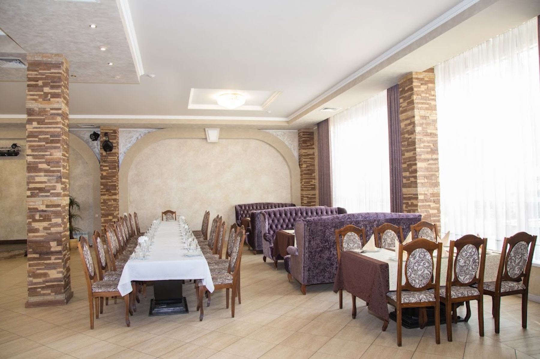 Сцена с музыкальным оборудованием в ресторане Шелковый путь