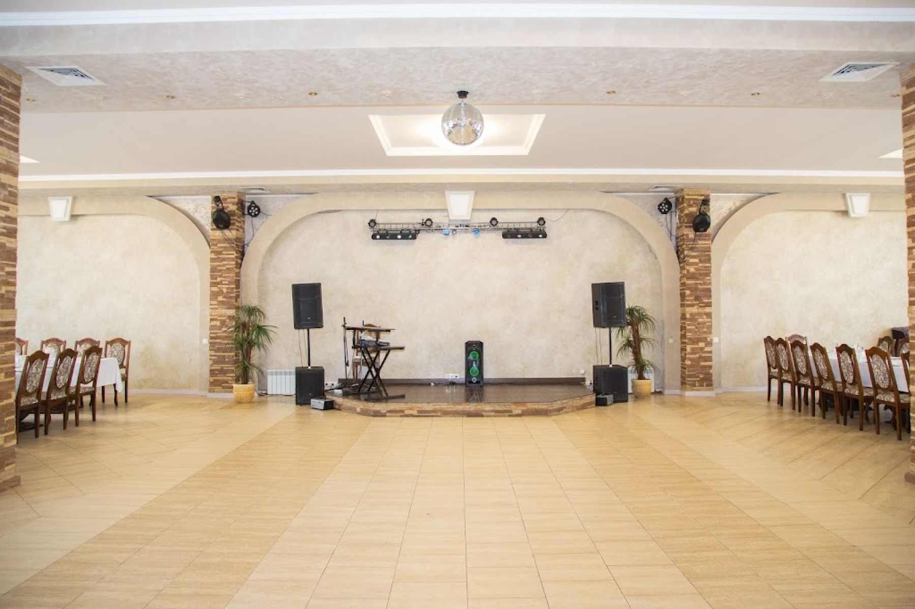 Велком-зона с диванами в ресторане Шелковый путь