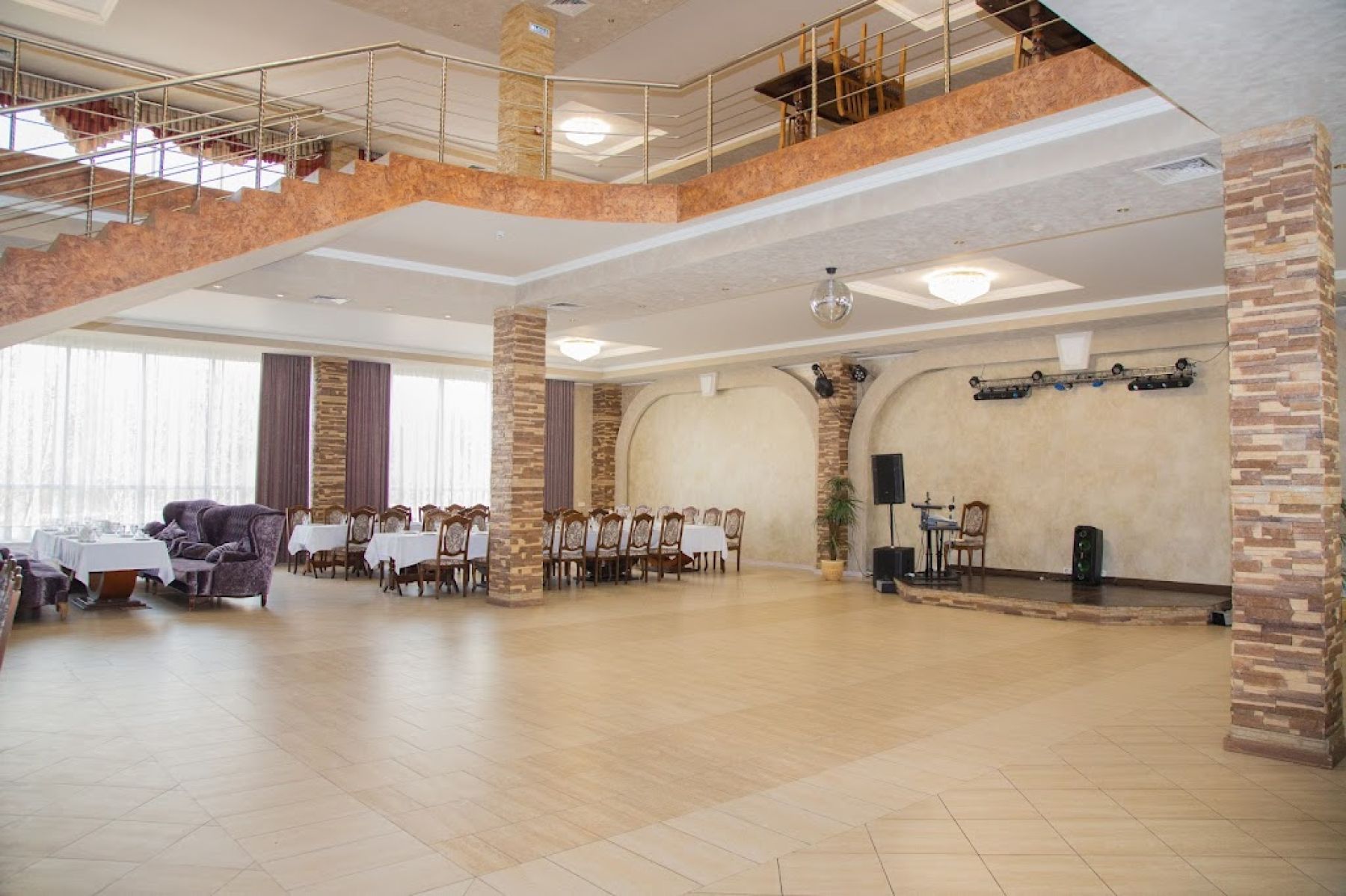 Частная парковка ресторана Шелковый путь