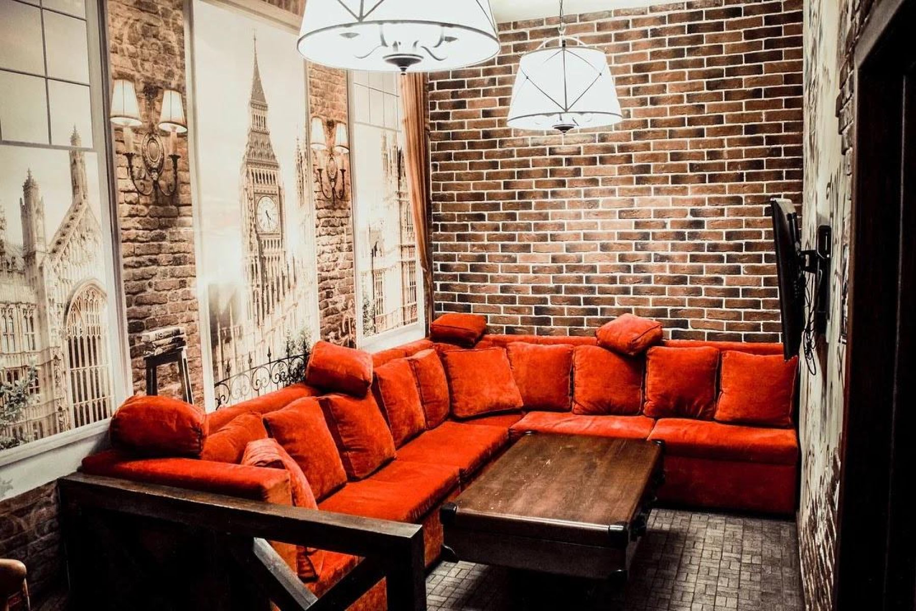 Кожаные диваны в баре «Пивасий»