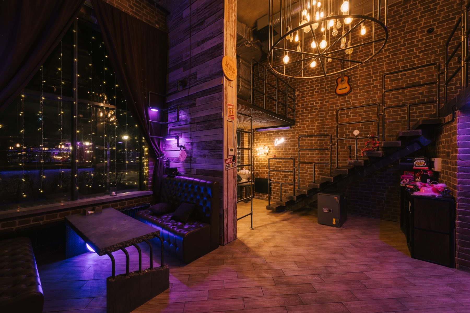 Барная стойка в двухуровневом лофте