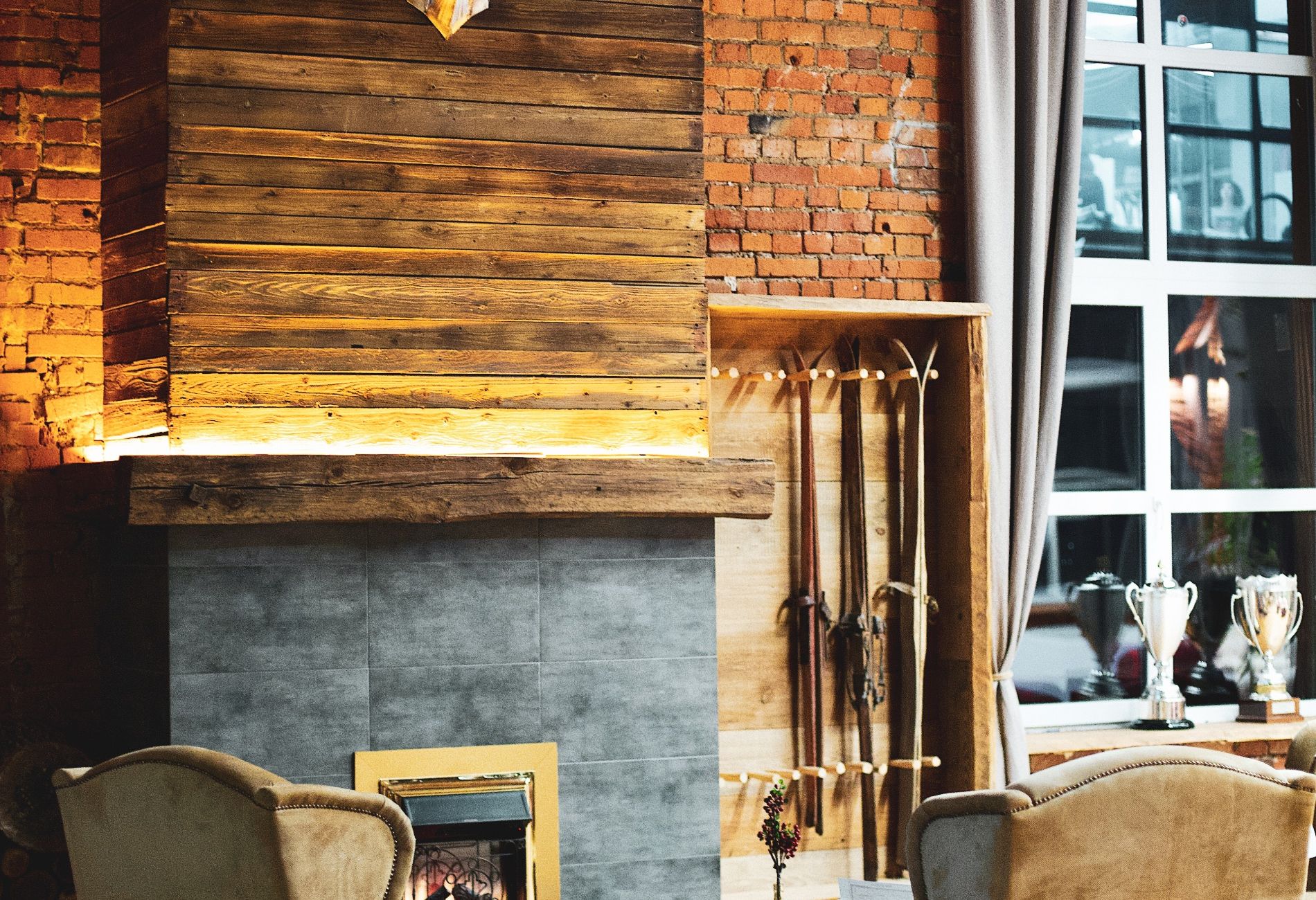 Сцена в лофте CHALET для мероприятий