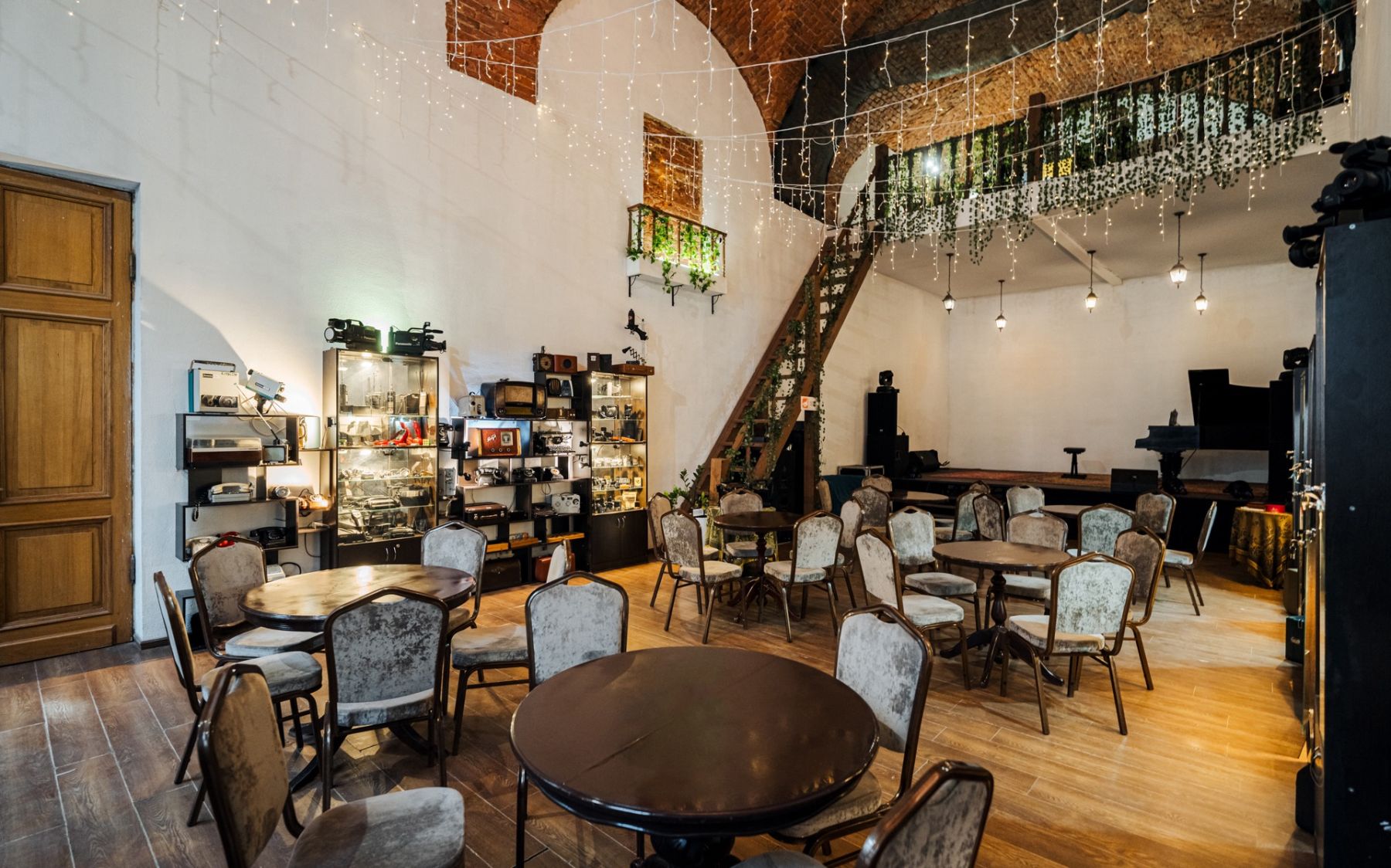 Лофт-площадка с белым залом в Новошахтинске - вид на зал