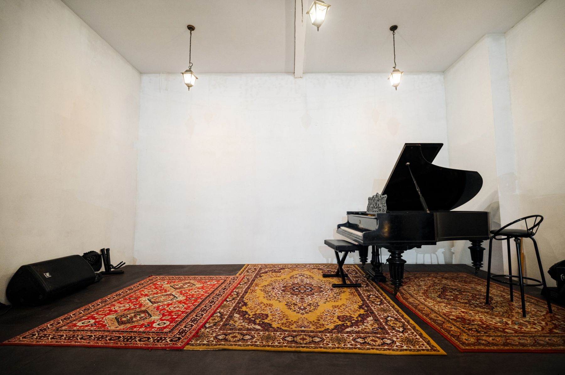 Дизайнерский интерьер белого зала для мероприятий