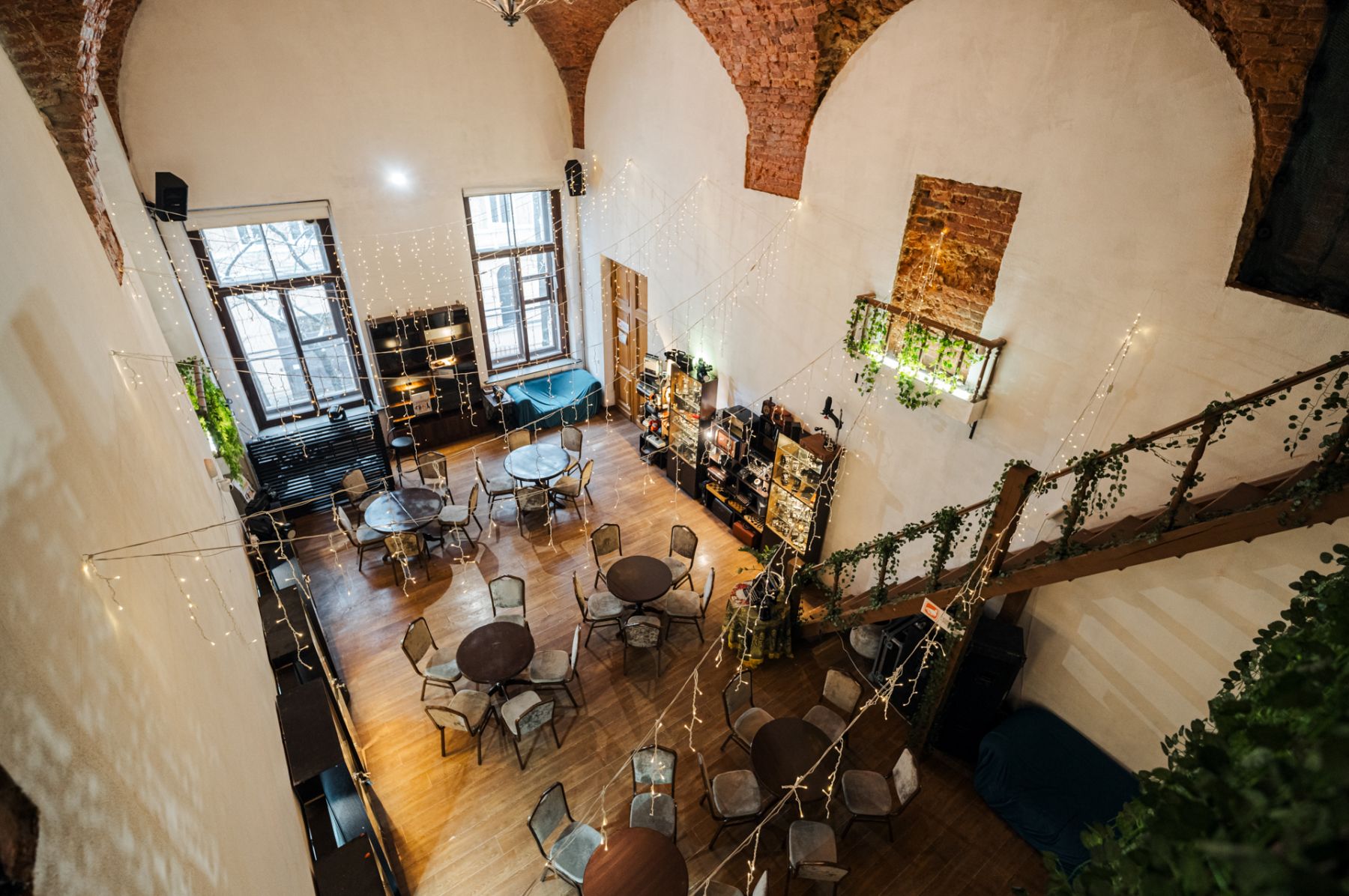 Сцена в белом зале лофт-площадки на Невском