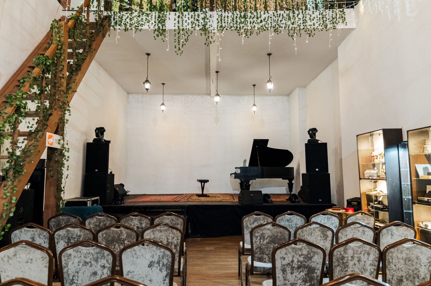 Светлый и уютный белый зал для свадеб и вечеринок