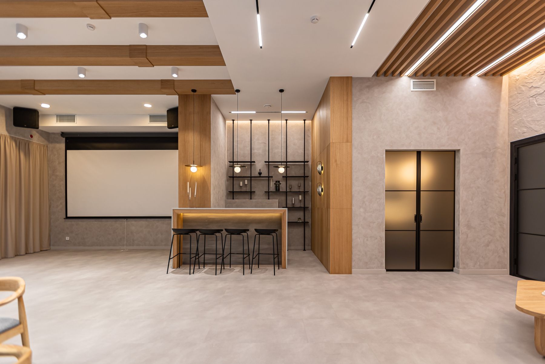 Барная стойка с посудой