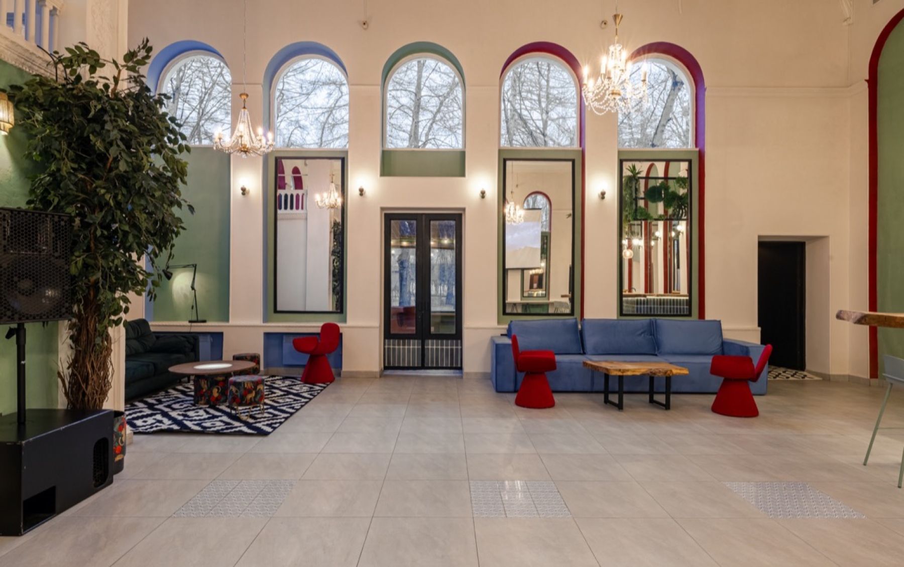 Интерьер Виола Лофт с панорамными окнами