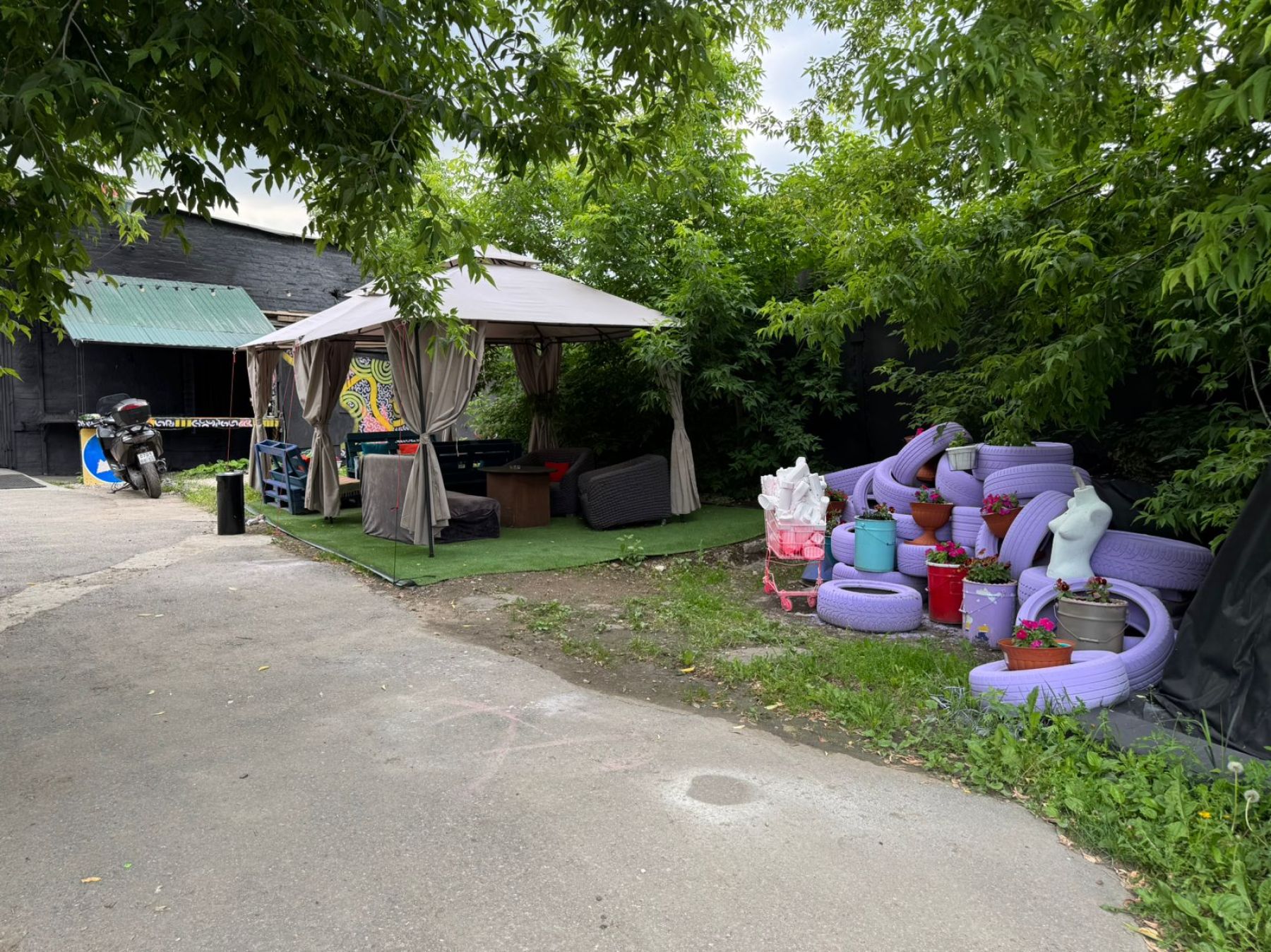 Уютный интерьер лофта Forest для праздников