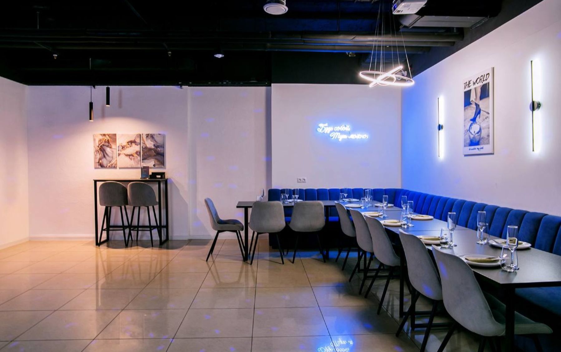 Уютный лофт Gallery с караоке и диско-шаром