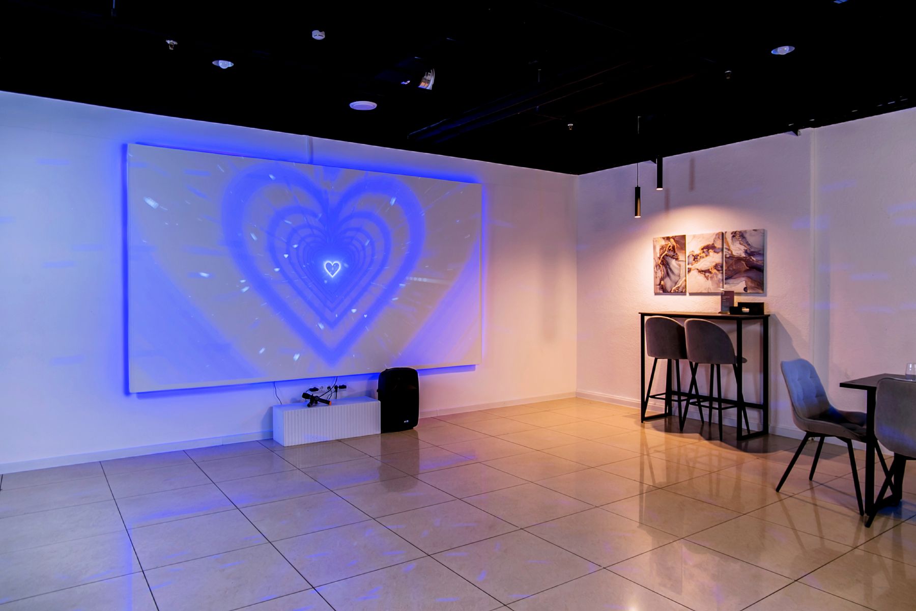 Интерьер лофта Gallery с яркой фотозоной