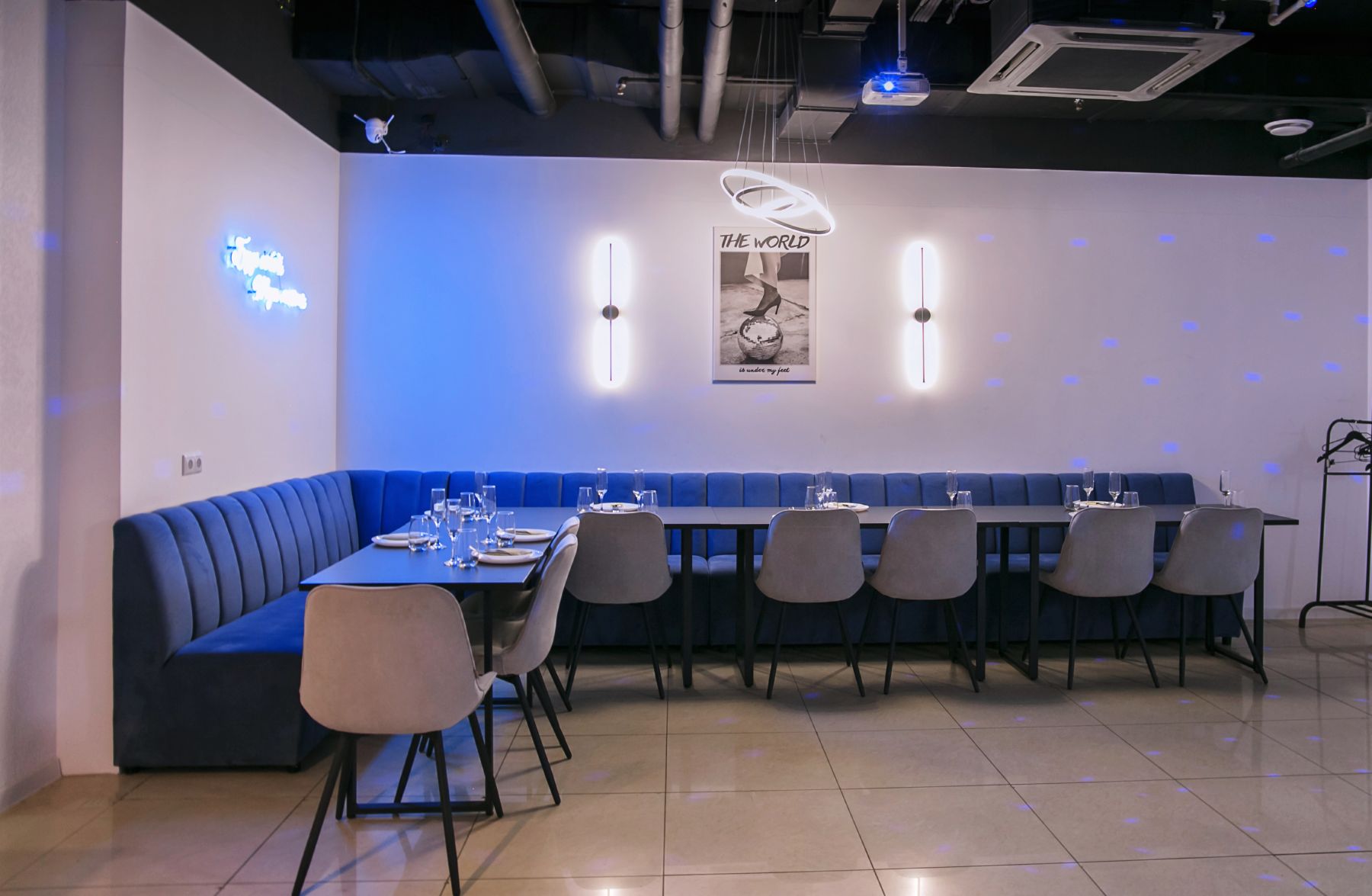 Стильный интерьер лофта Gallery в Москве