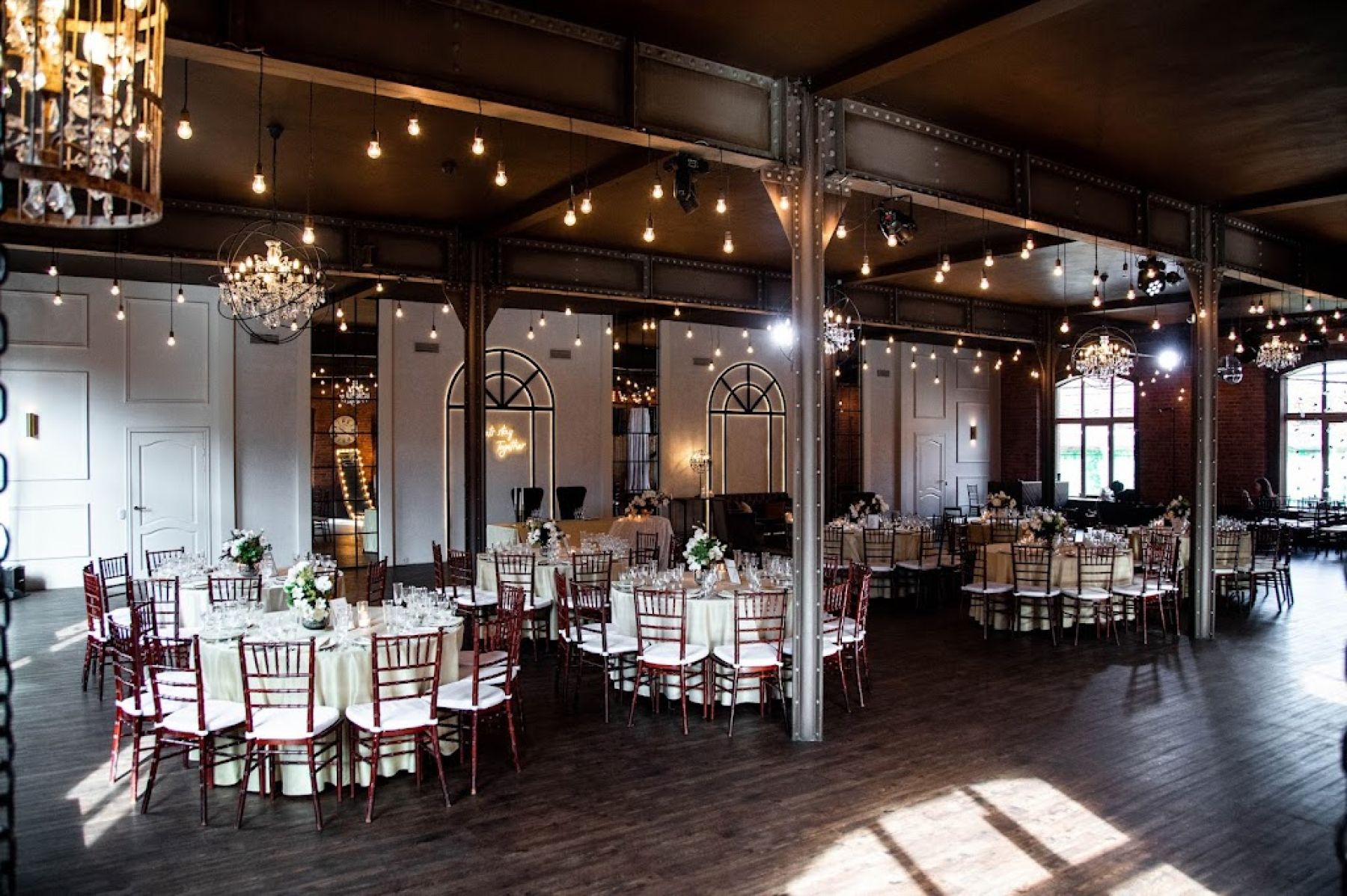 Зал Крафт Лофта "Весенний" с кирпичными стенами