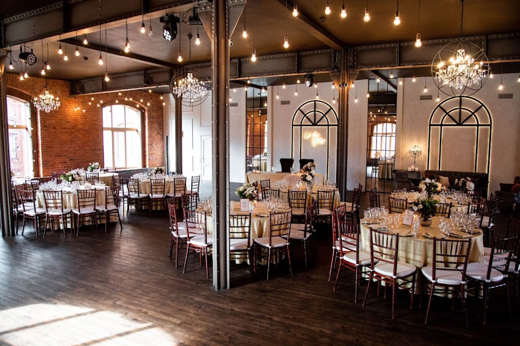 Стена из объёмной травы в Крафт Лофте "Весенний"