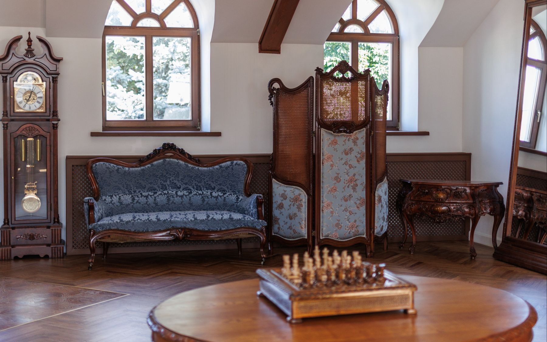 Лофт Mark IV Relic - интерьер с антикварной мебелью