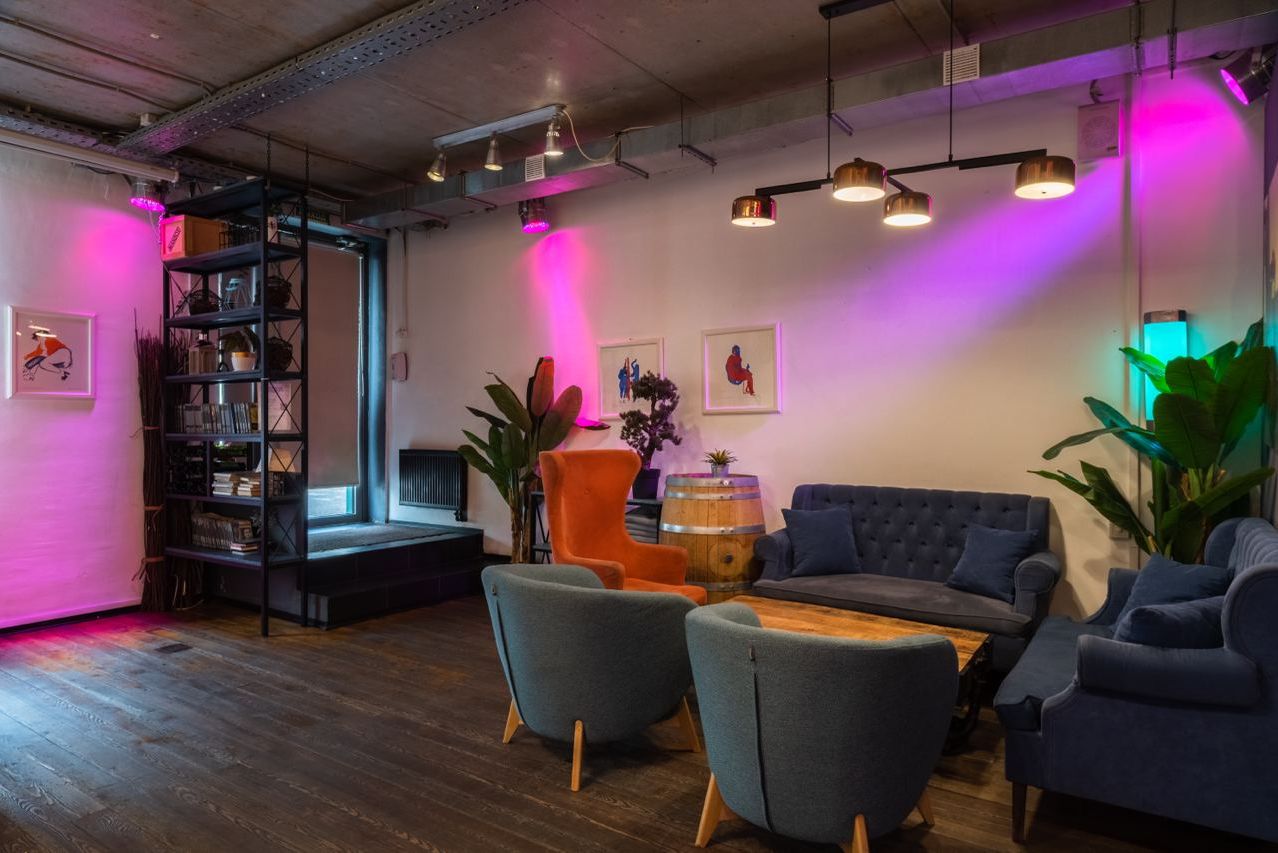 Барная стойка в лофте для мероприятий