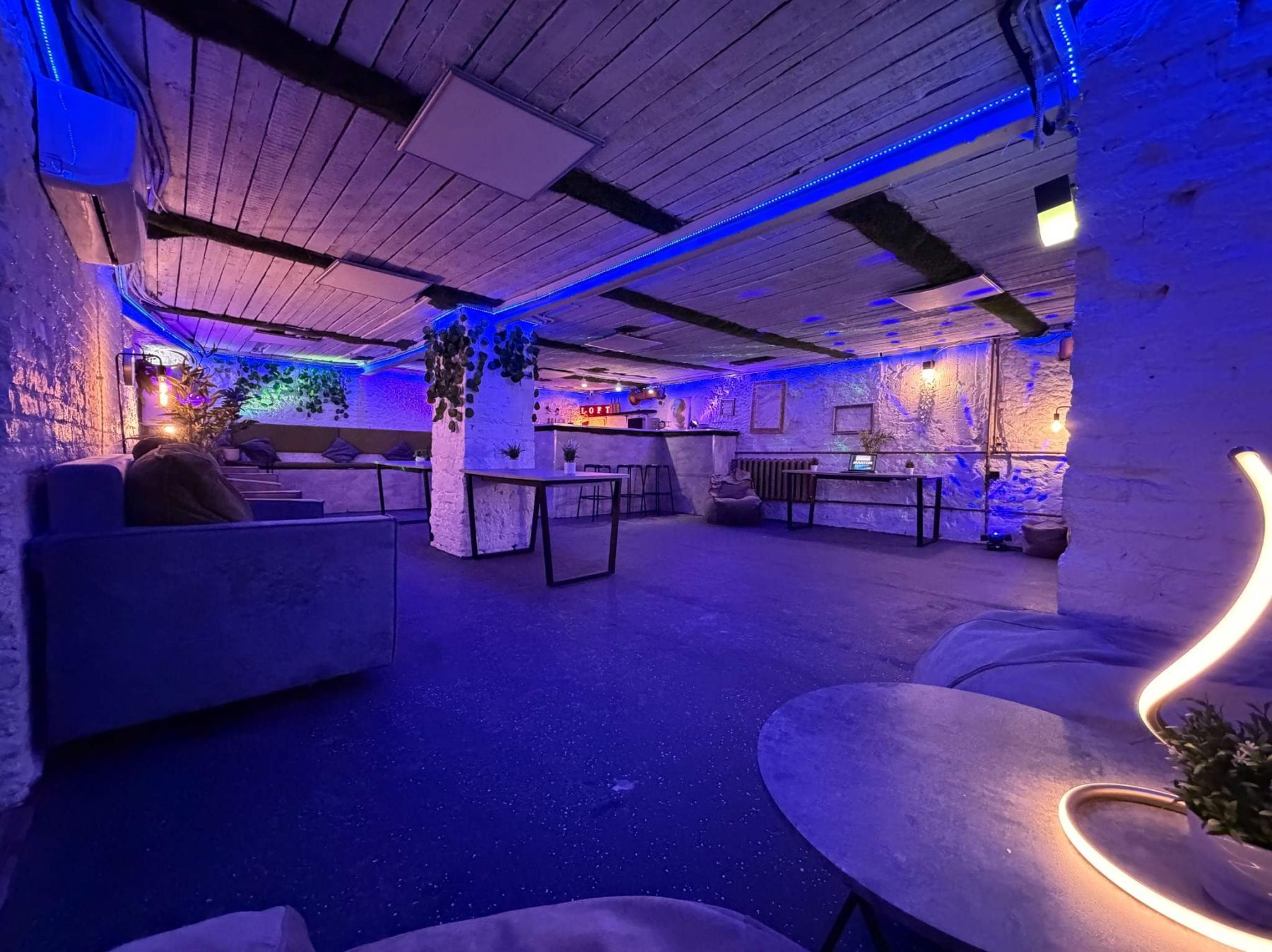 Барная стойка в лофте Авиатор