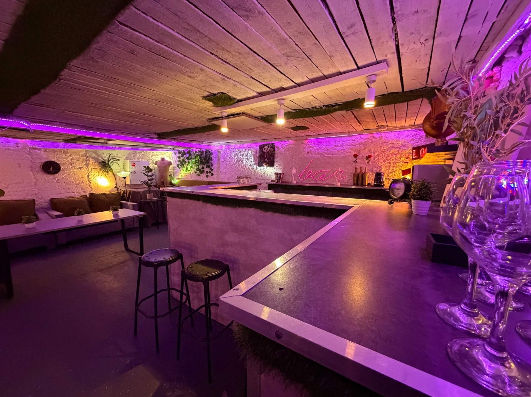 Зал лофта Авиатор с белыми стенами и стильной мебелью