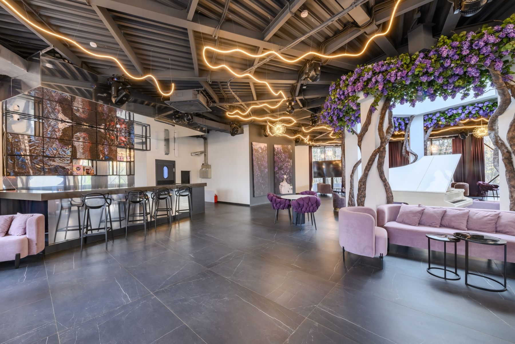 Интерьер лофта Врубель с дизайнерским освещением