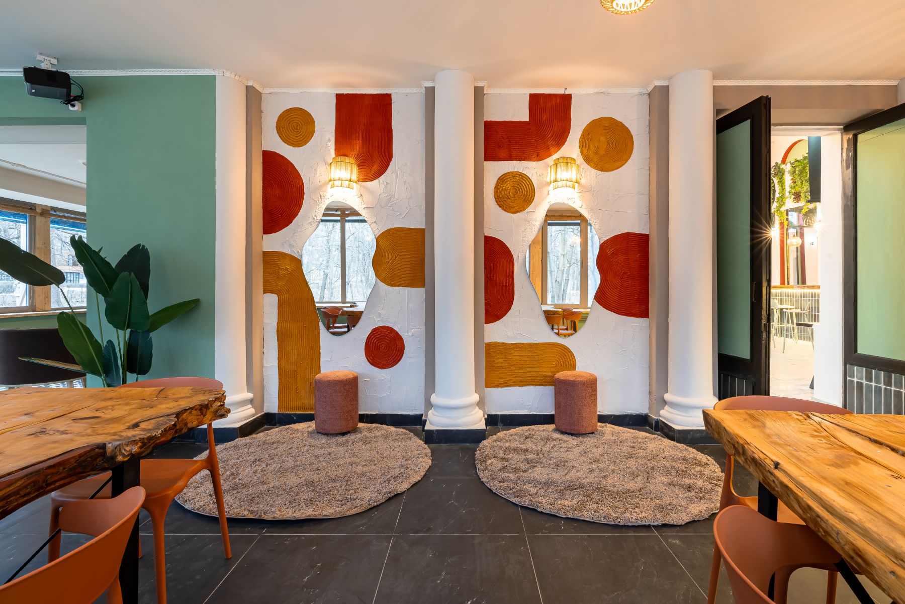 Комфортные места для гостей в лофте Виола Западная