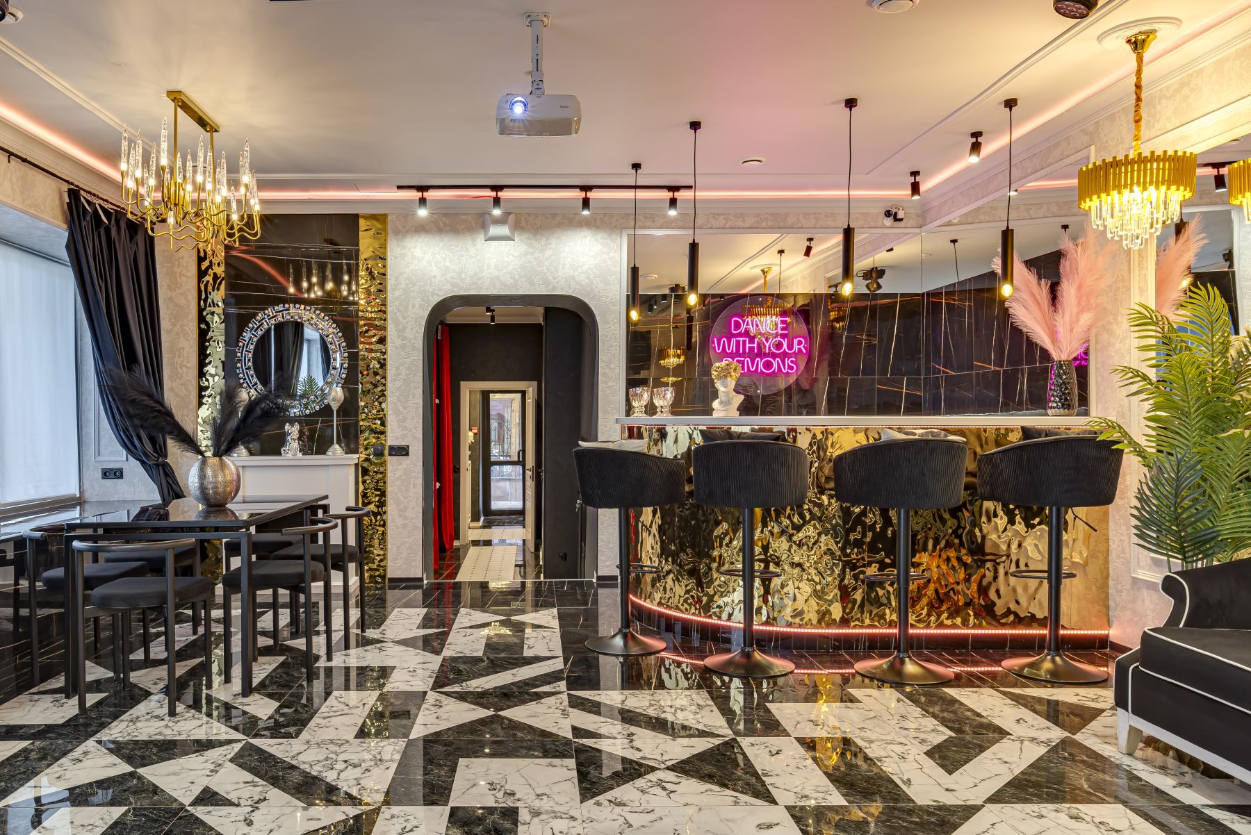 Зал с проектором и музыкальным оборудованием