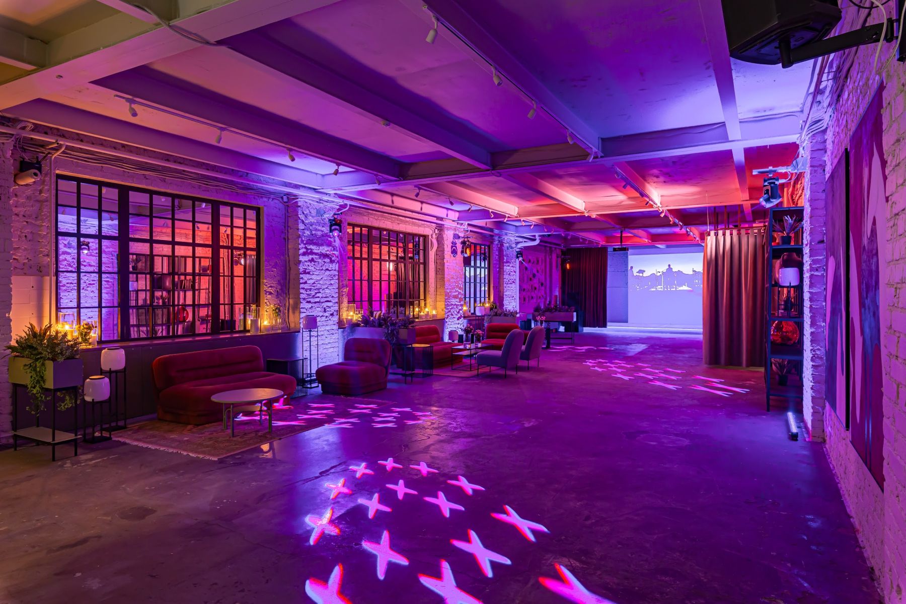 Сцена площадки FRAME с профессиональным освещением