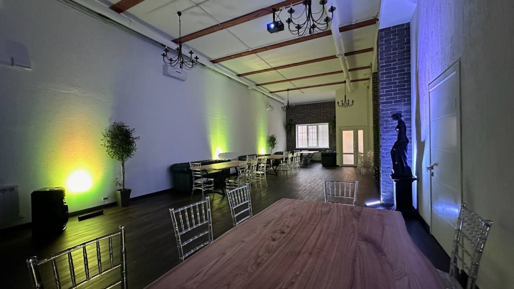 Удобная мебель в лофте для мероприятий в Москве