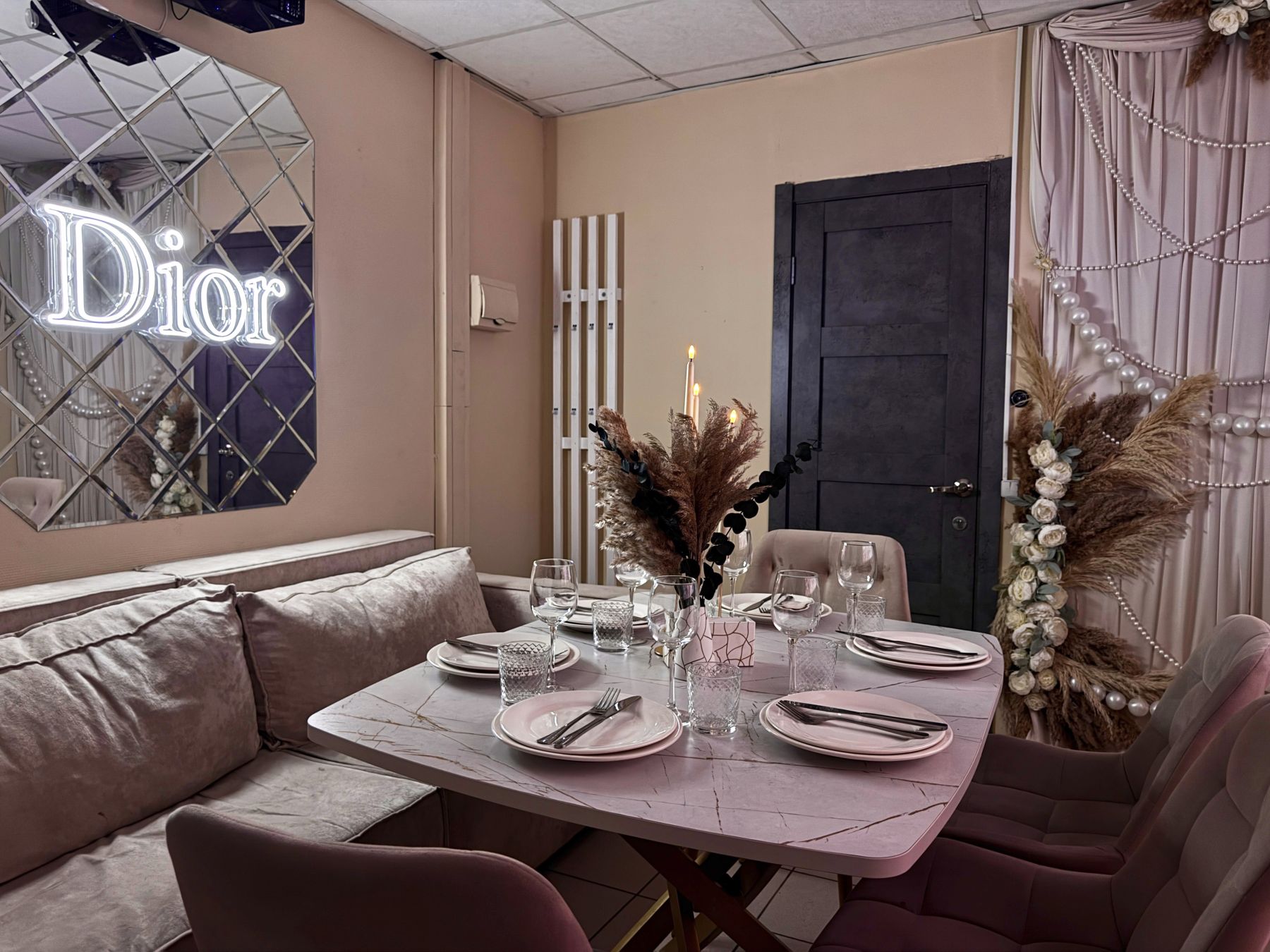 Огромный экран для просмотра фильмов в лофте Dior