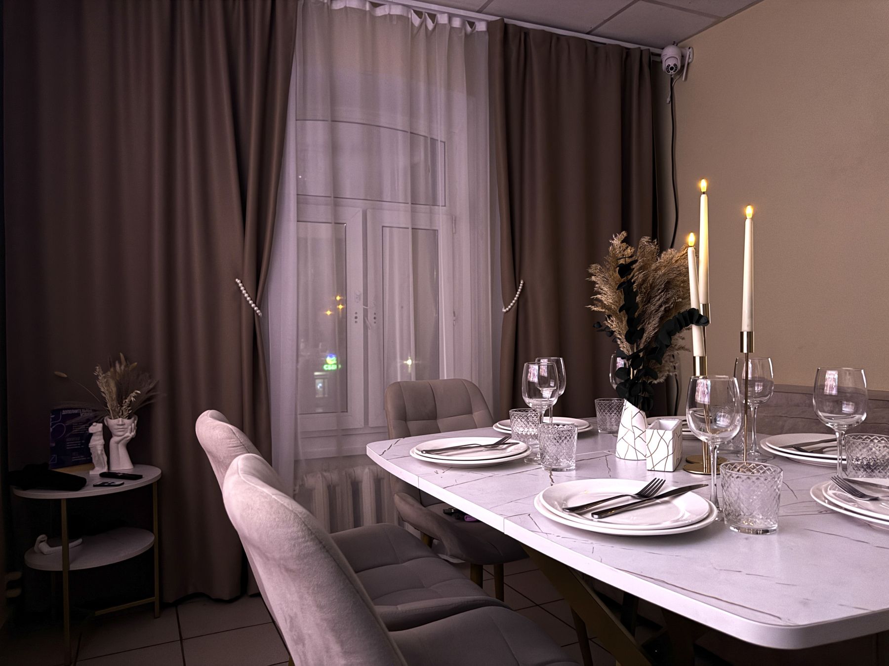 Фотозона с неоном в лофте Dior