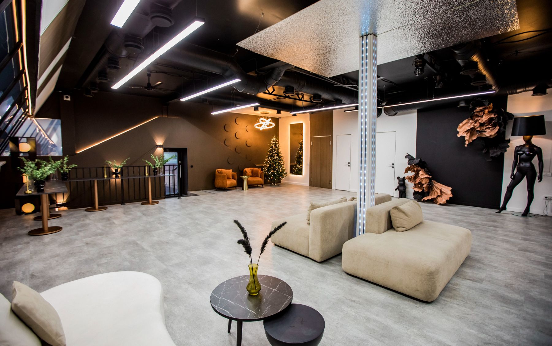 Светлый лофт с террасой и зонами для мероприятий