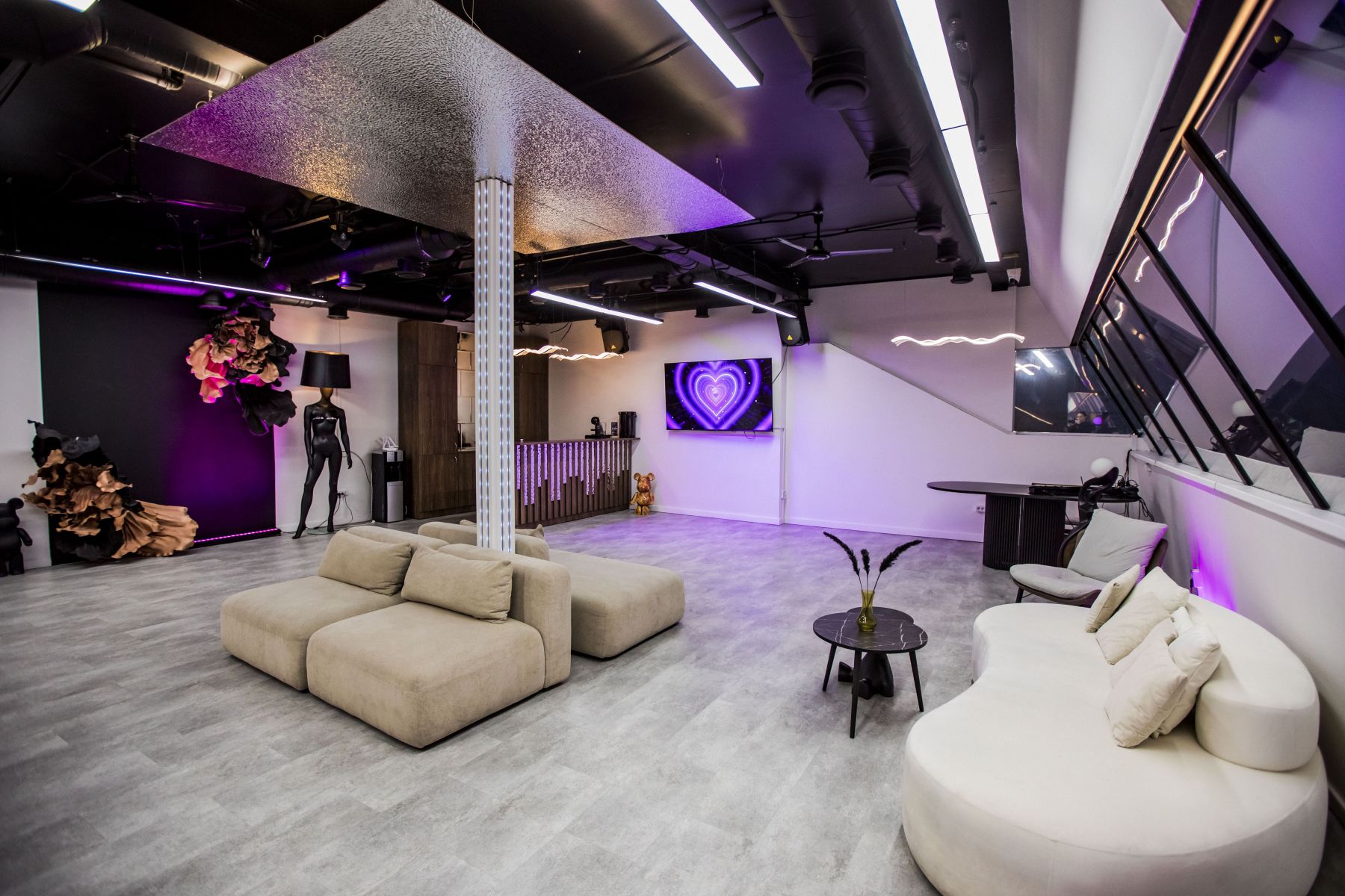 Интерьер светлого лофта с фотозонами