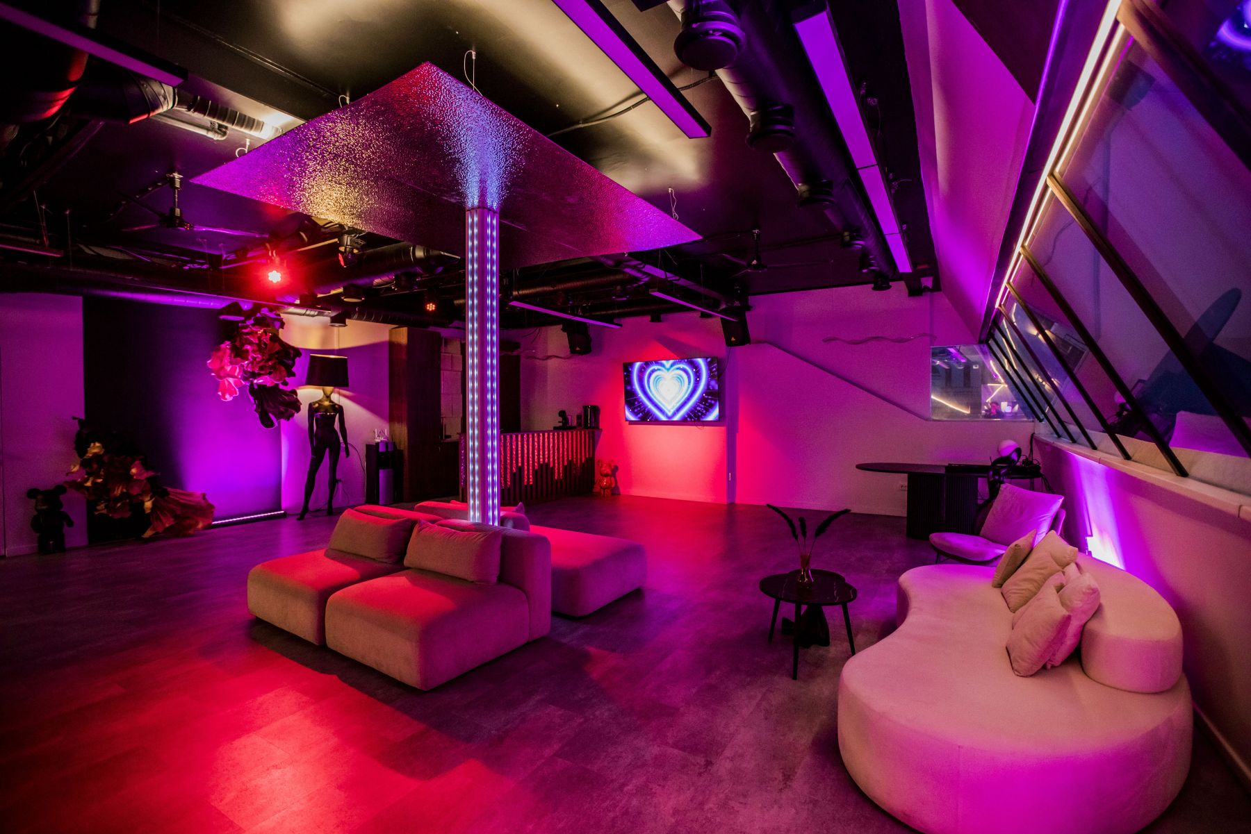 Современное оборудование в лофте для мероприятий