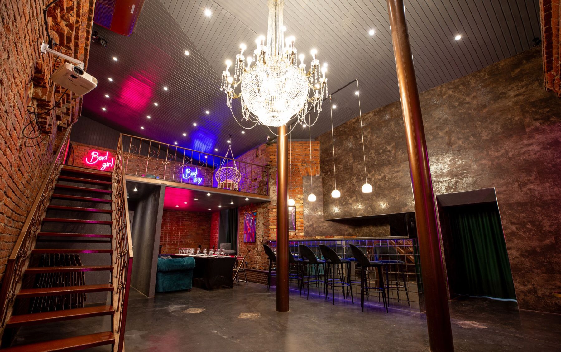 Интерьер дизайнерского лофта Steklo на Бауманской