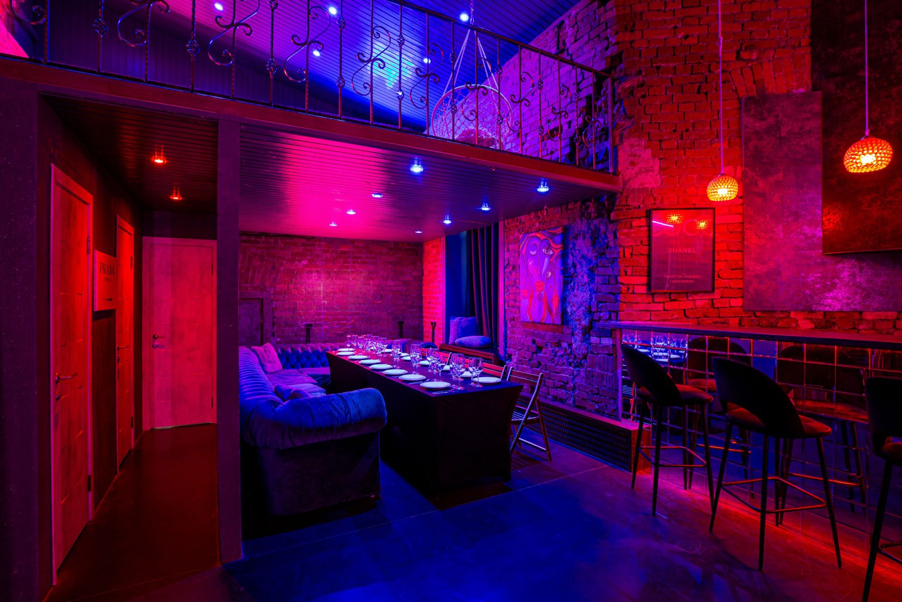 Уютный уголок лофта Steklo на Бауманской