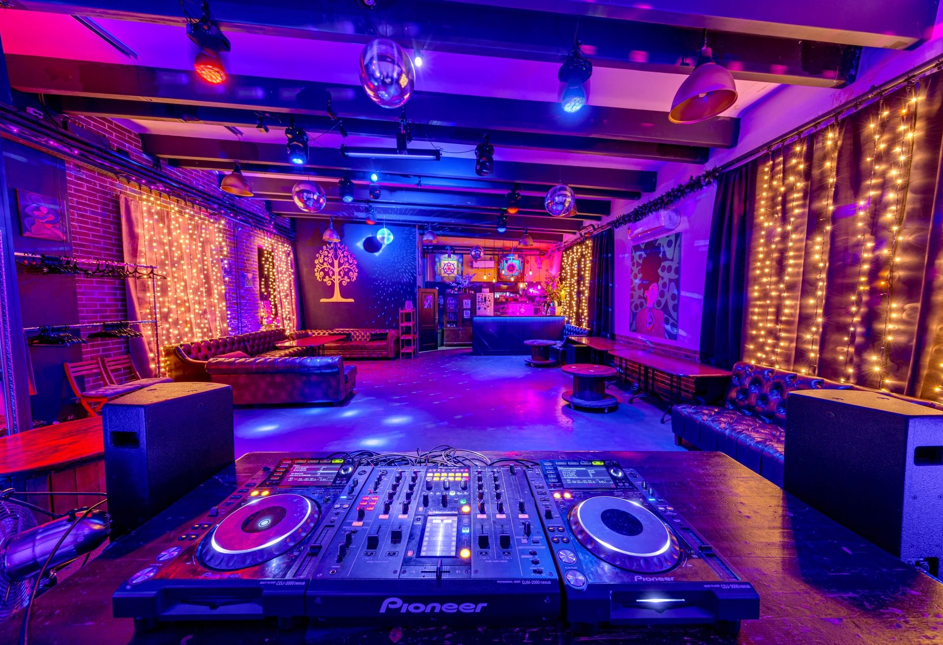 Лофт на Авиамоторной: интерьер с барной стойкой