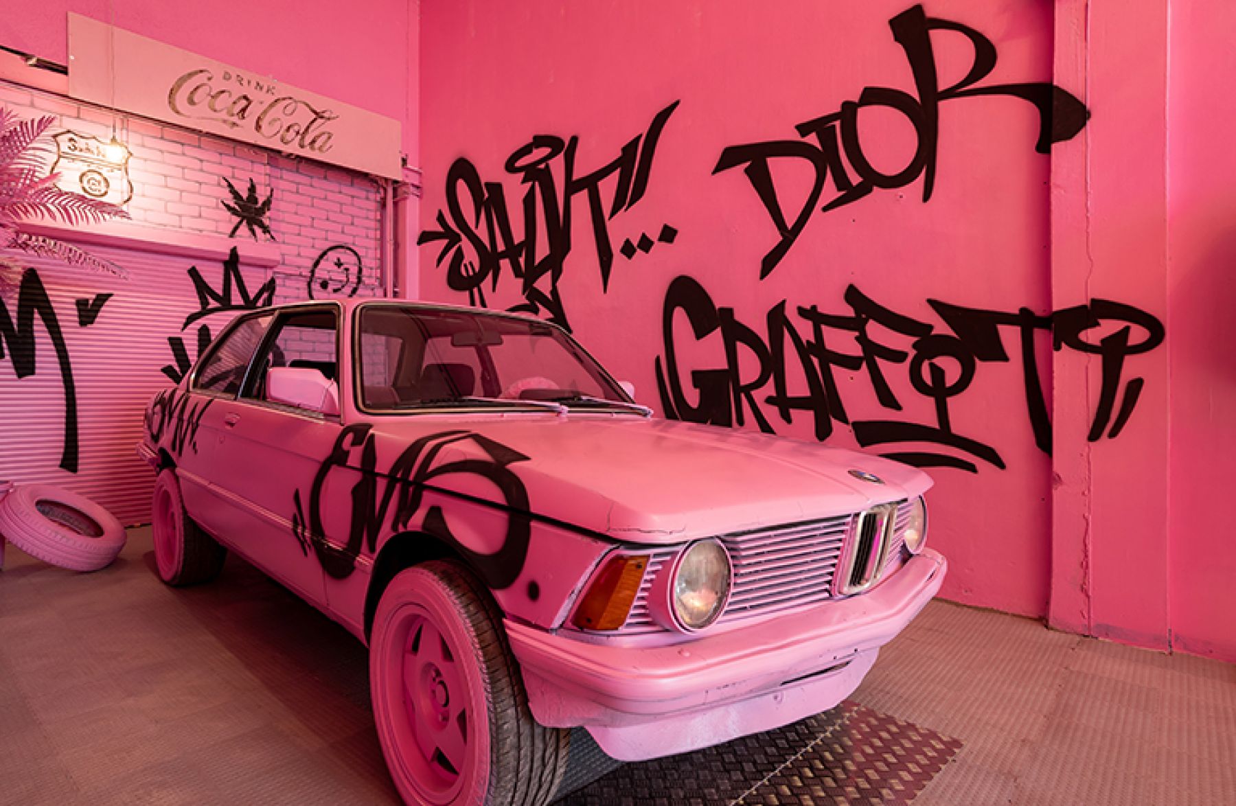 Интерьер лофта TOMMY с розовой машиной