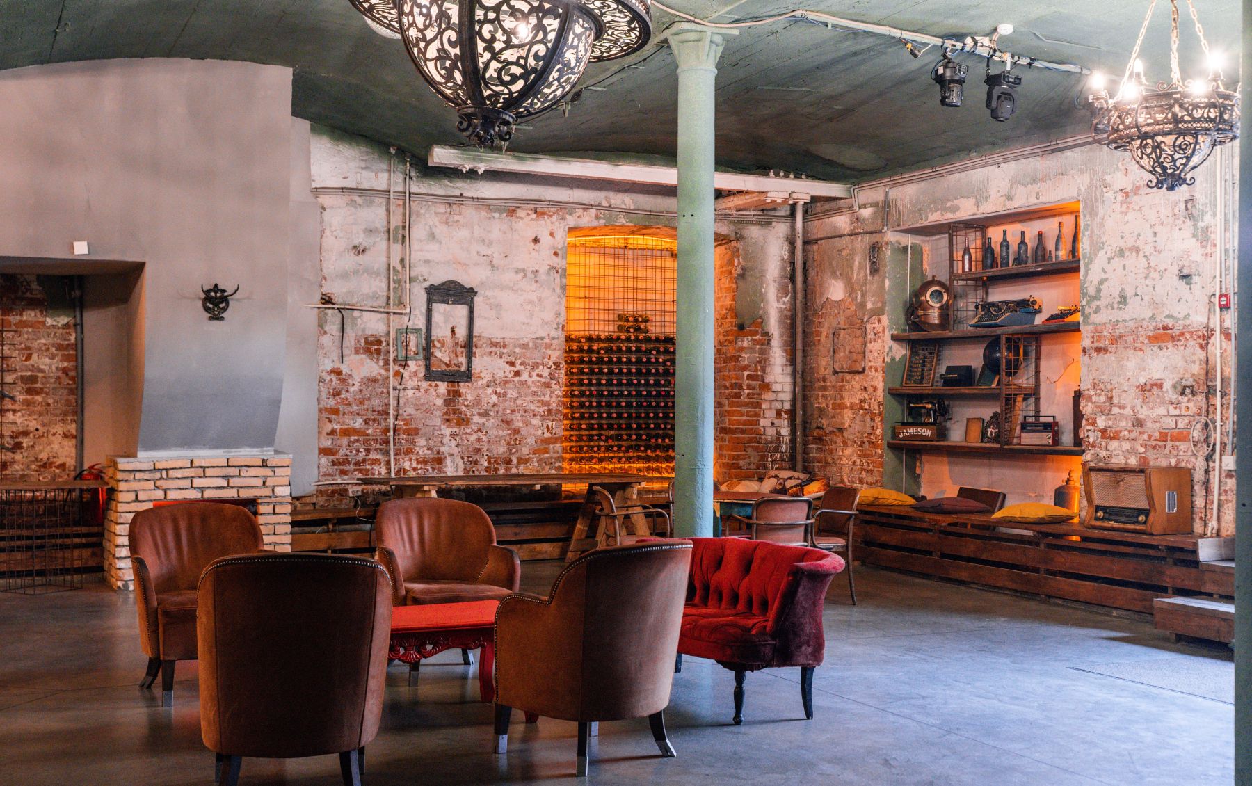 Лофт VINOTEKA с высокими потолками и историческим интерьером