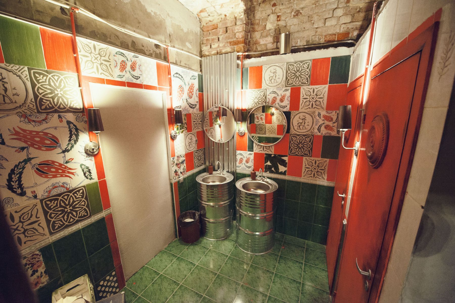 Сцена в лофте VINOTEKA для мероприятий