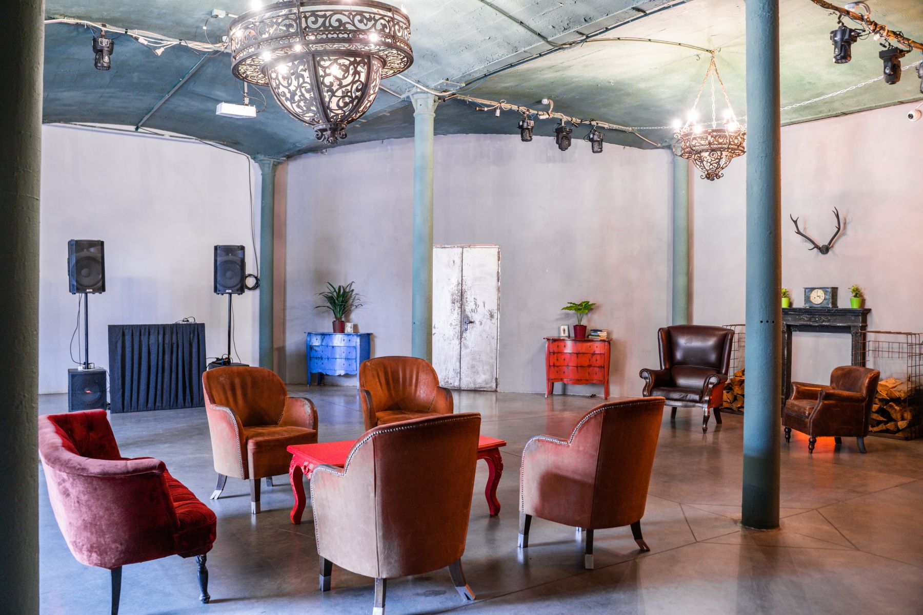 Барная стойка в лофте VINOTEKA