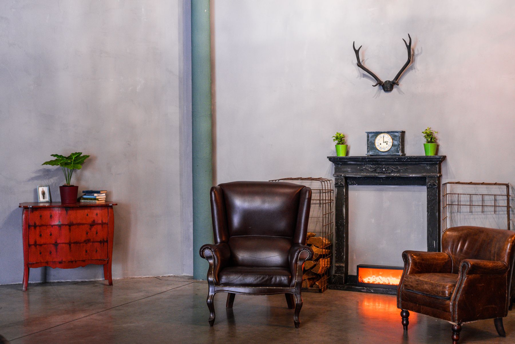 Уютная зона для отдыха в лофте VINOTEKA