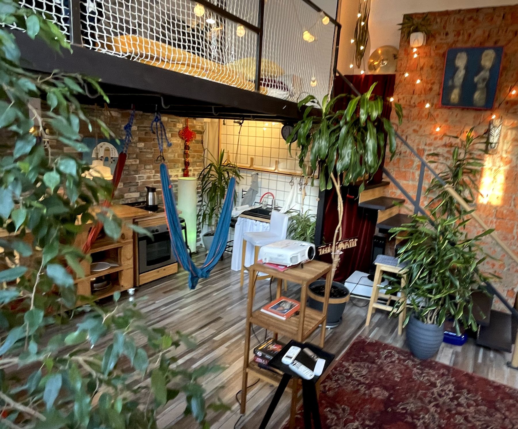 Зона для отдыха в Yuka Loft с уникальным освещением