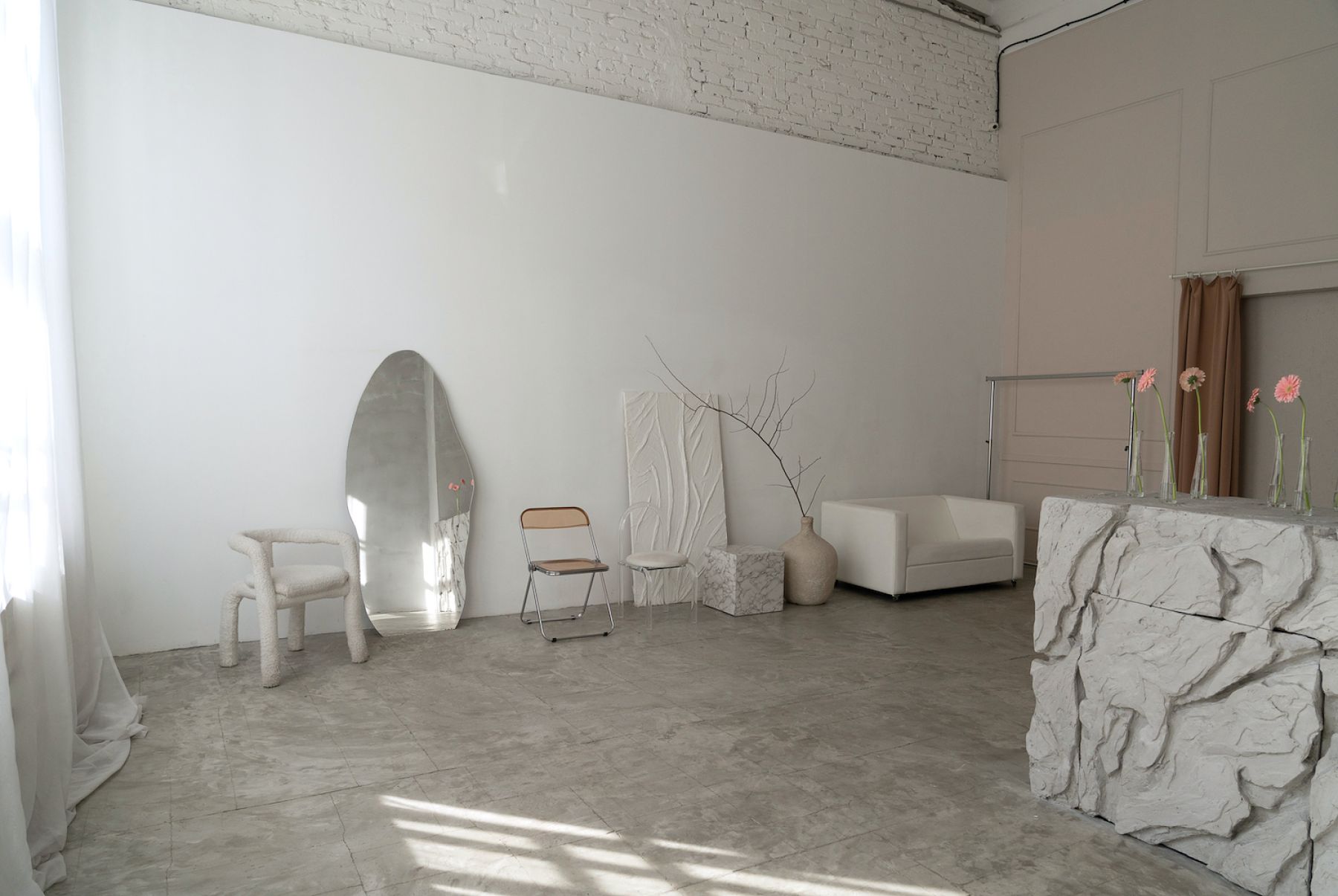 Просторный лофт с большим окном