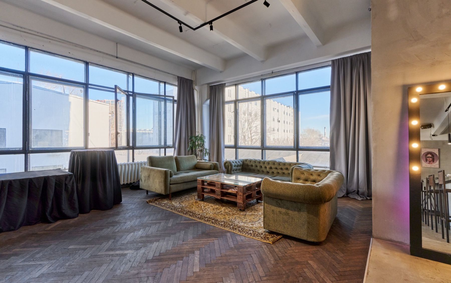 Лофт с панорамными окнами