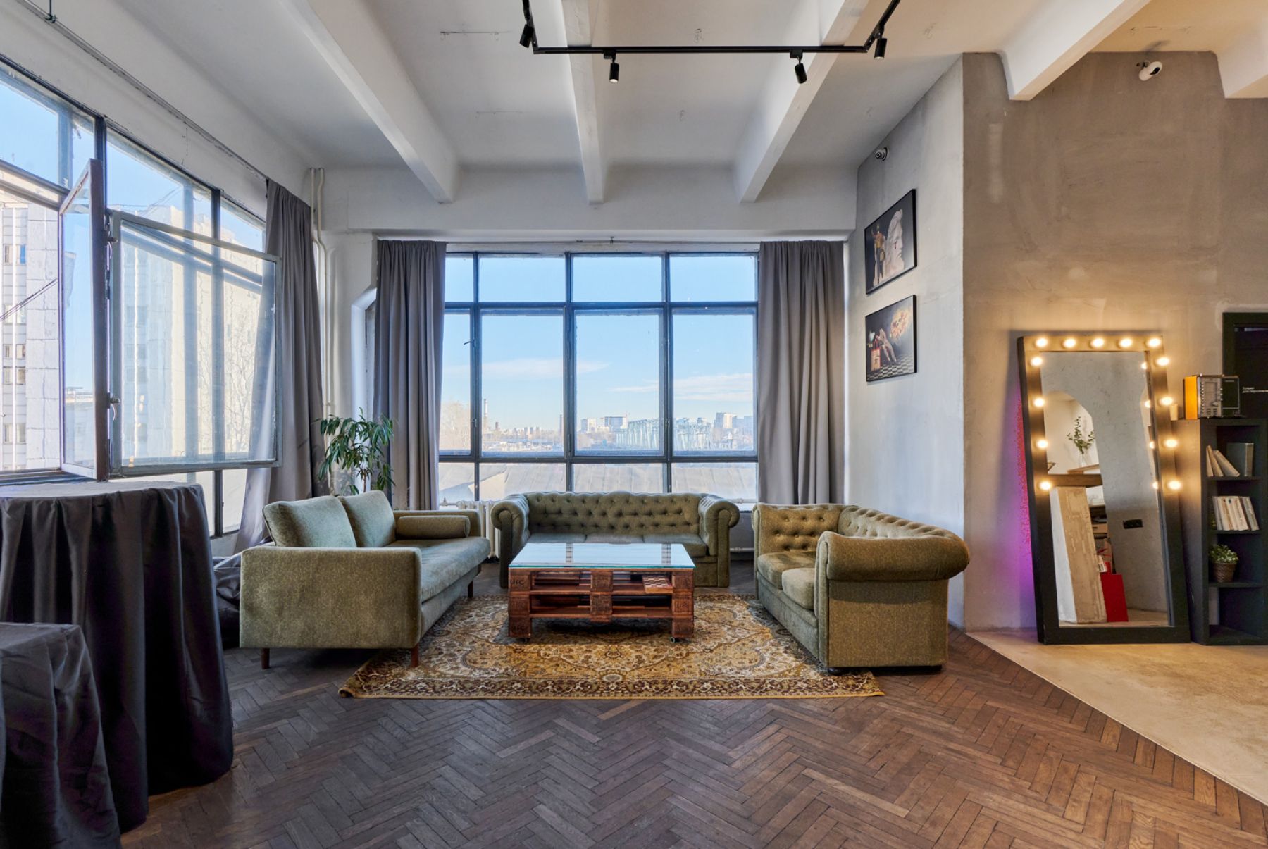 Зона для мероприятий в лофте